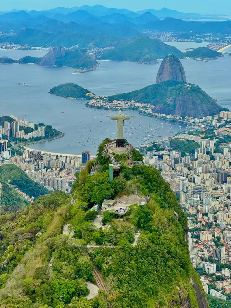 Le Christ Rédempteur et la baie de Rio vus du ciel, Brésil