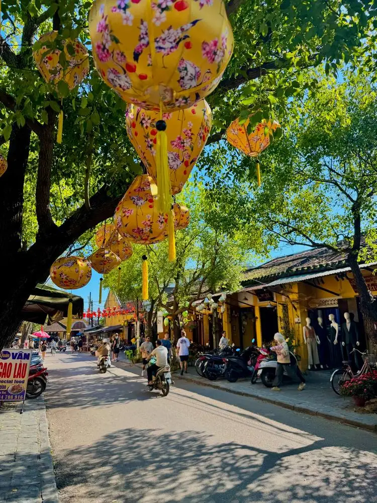 Rue de lanternes jaunes à Hoi An, Vietnam