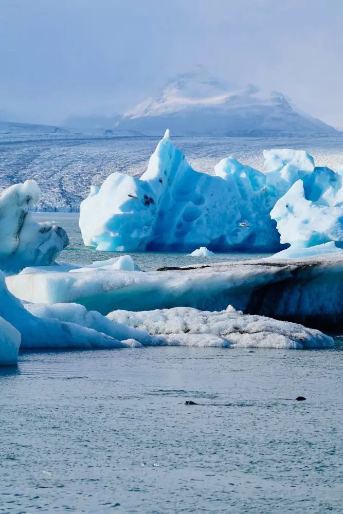 Icebergs bleus sur la lagune glaciaire de Jökulsárlón, Islande