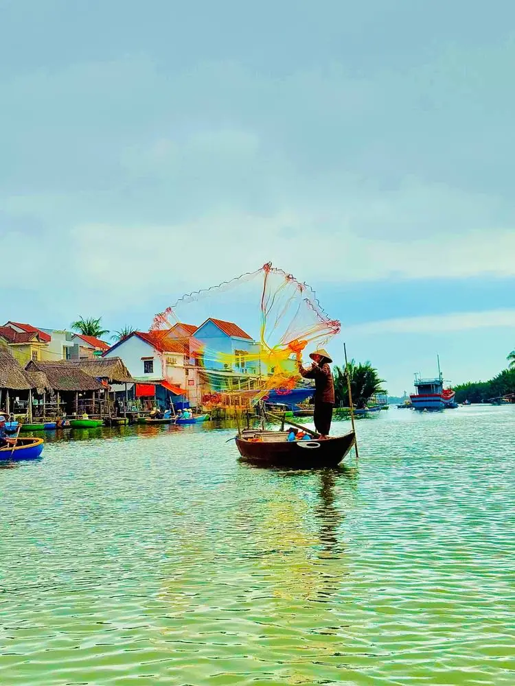 Pêcheur lançant son filet à Hoi An, Vietnam