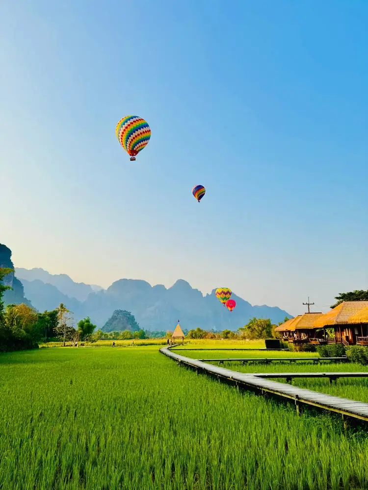 Montgolfières au-dessus des rizières de Vang Vieng, Laos