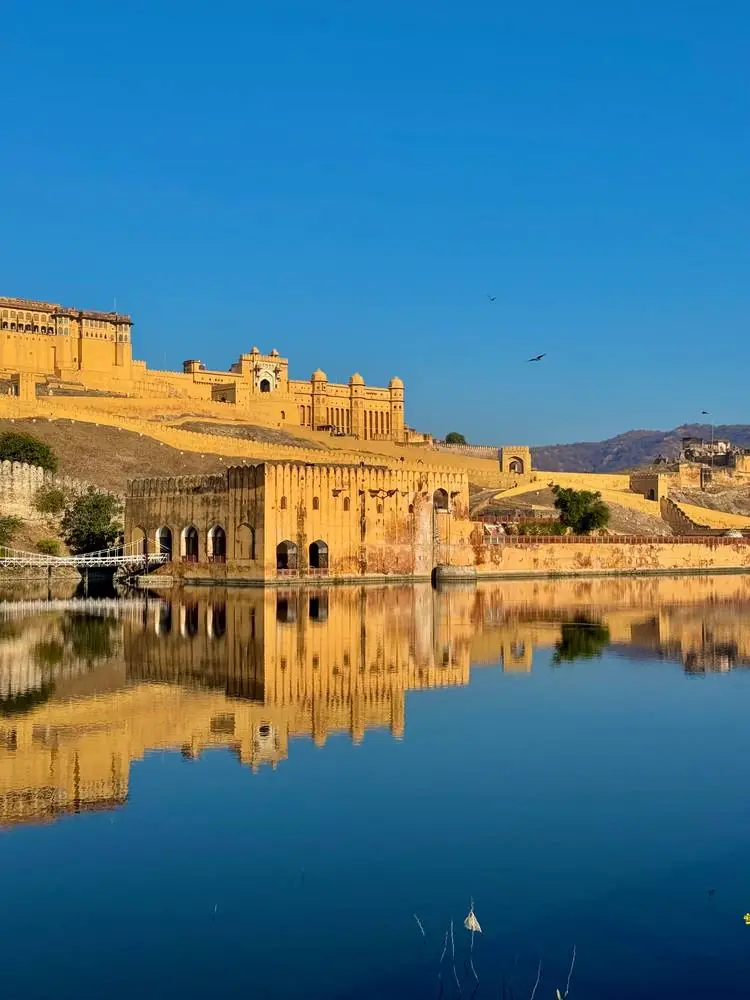 Le fort d'Amber et son reflet dans le lac, Inde