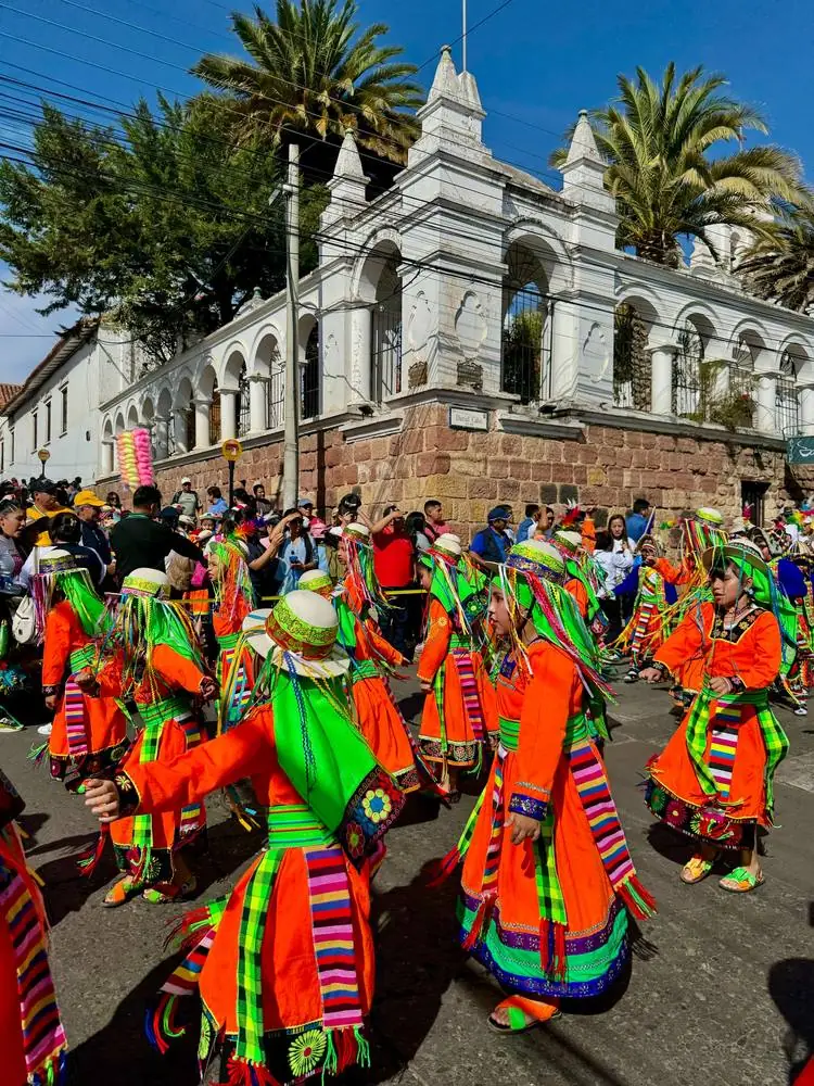 Enfants en costumes orange et vert fluo lors d'un défilé, Bolivie