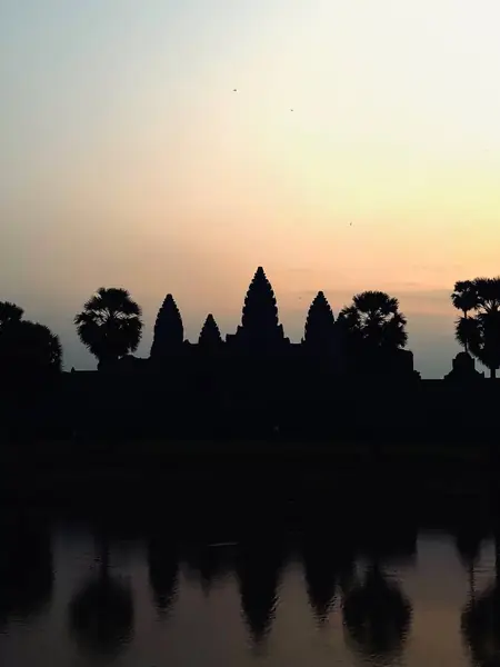 Angkor Wat en silhouette au lever du jour, Cambodge