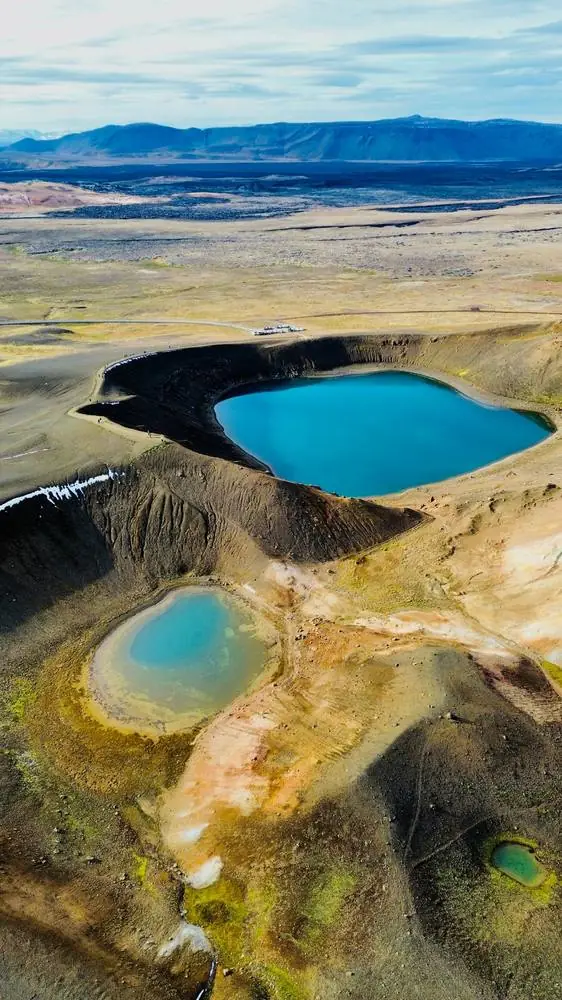 Deux lacs de cratère vus du ciel, Islande