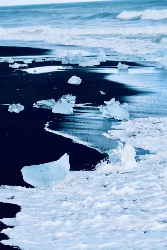 Blocs de glace échoués sur une plage de sable noir, Islande