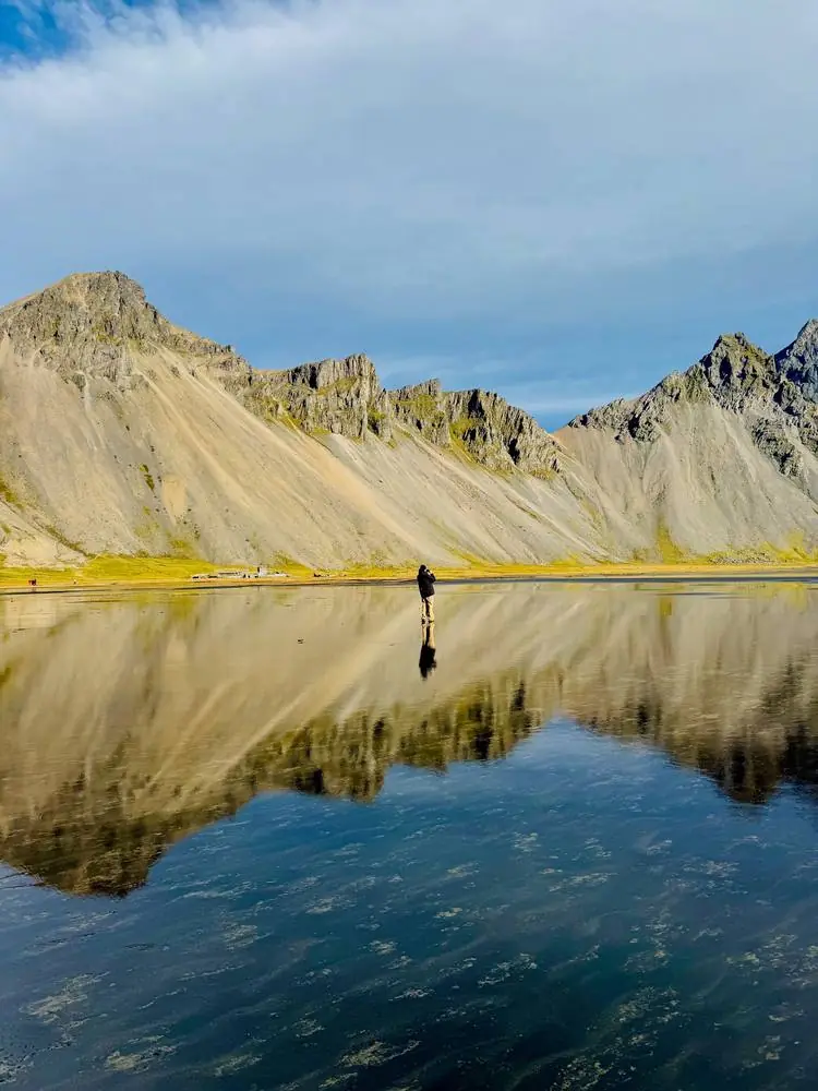 Montagnes se reflétant dans l'eau immobile, Islande
